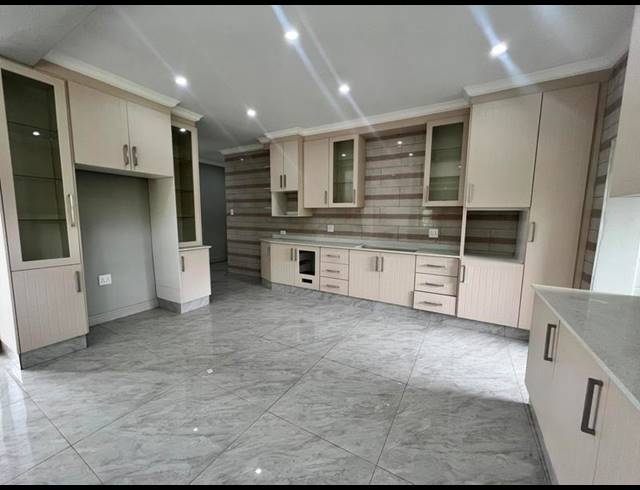 7 BEDROOM HOUSE FOR SALE IN HILTON GARDENS